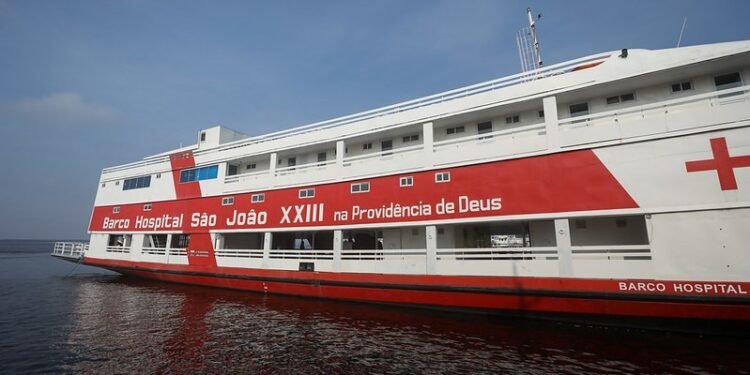 Barco Hospital São João XXIII realiza atendimentos de saúde em Silves