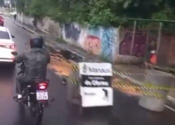 Cratera abre na avenida Umberto Calderaro e trânsito fica congestionado