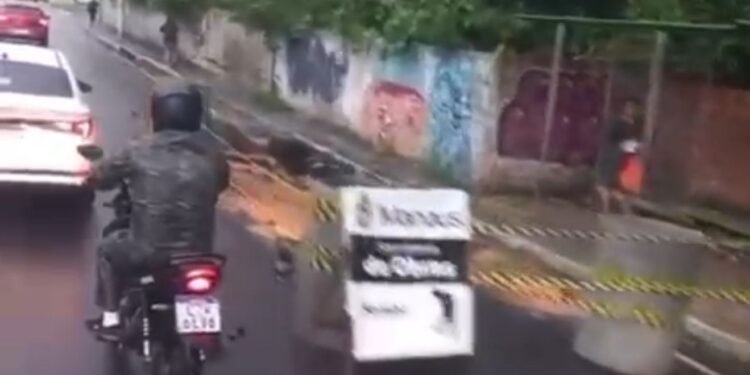 Cratera abre na avenida Umberto Calderaro e trânsito fica congestionado