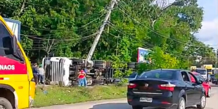 Carreta tomba e congestiona trânsito na avenida Buriti, em Manaus; veja vídeo