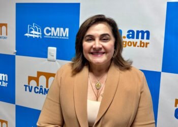 Professora Maria do Carmo é homenageada na Câmara Municipal no Dia dos Professores - (Foto: Divulgação/ Assessoria)