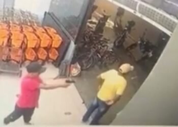 Sargento da reserva escapa de execução após arma de criminoso falhar em supermercado