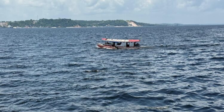 MP investiga abastecimento de lanchas com passageiros dentro das embarcações em Tefé