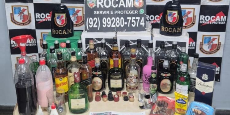 Material para envase e bebidas possilvemente adulteradas foram apreendidos - Foto: (Divulgação/PMAM)