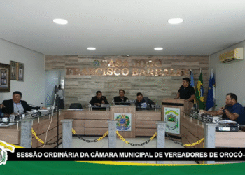Vereador solta 'pum' durante sessão da Câmara Municipal de Orocó, em Pernambuco Reprodução / Youtube