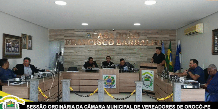 Vereador solta 'pum' durante sessão da Câmara Municipal de Orocó, em Pernambuco Reprodução / Youtube