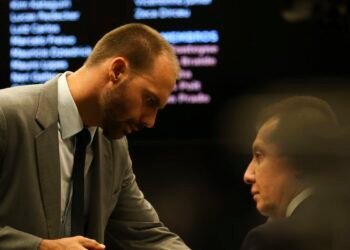 Moraes manda DPU assumir a defesa de Eduardo Bolsonaro no STF