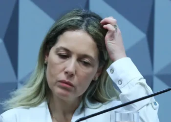 Mulher de ex-procurador-geral do INSS fica em silêncio na CPMI