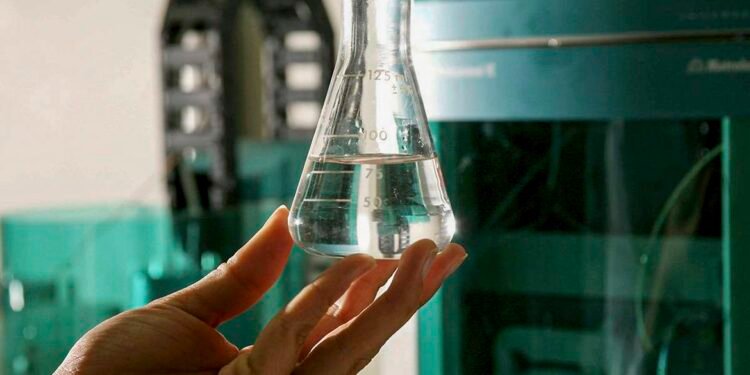 Cientistas desenvolvem testes rápidos para detecção de metanol em bebidas