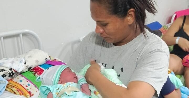 mulher-luz-bebe-estacionamento