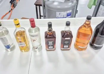 Fábrica clandestina de bebidas usava etanol adulterado de postos