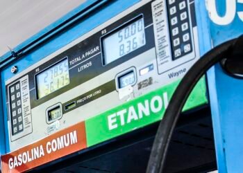 Petrobras reduz preço da gasolina em 4,9% a partir de terça-feira