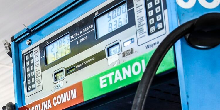 Petrobras reduz preço da gasolina em 4,9% a partir de terça-feira