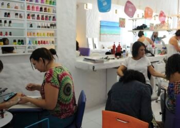 Anvisa proíbe duas substâncias utilizadas em unhas em gel
