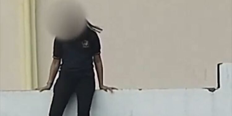 ‘Vou te deixar famosa’, diz vizinha de escola ao flagrar aluna gazeteira