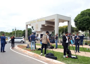 Alexandre de Moraes autoriza visita de Michelle a Jair Bolsonaro na PF