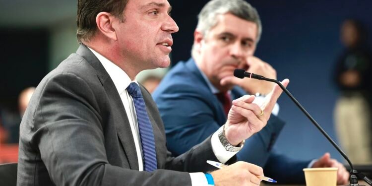 Moraes determina prisão de Ramagem após deputado ser visto em Miami