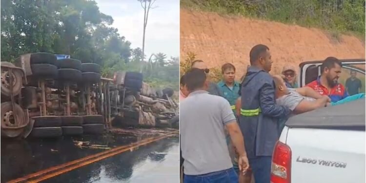 Caminhão tomba na AM 010 e motorista sobrevive