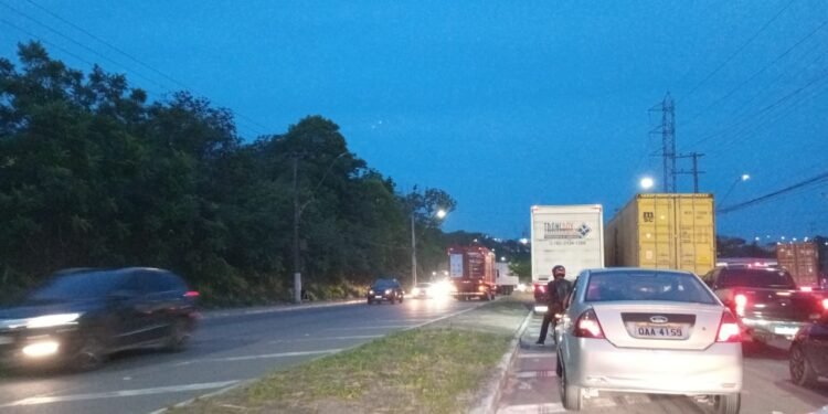 Carreta quebra em avenida e causa engarrafamento no Distrito Industrial