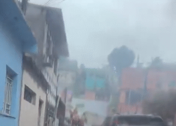 Casa pega fogo durante chuva no bairro Grande Vitória, em Manaus