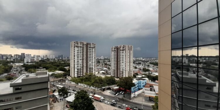 Chuva intensa deixa bairros sem energia em Manaus