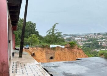 Cratera cresce após forte chuva no conjunto Canaranas, zona Norte