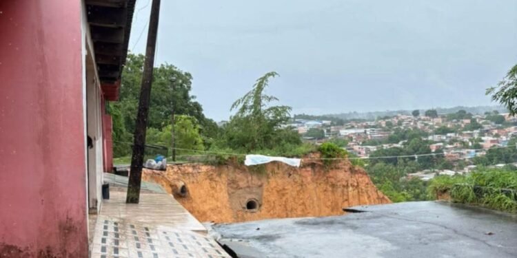 Cratera cresce após forte chuva no conjunto Canaranas, zona Norte