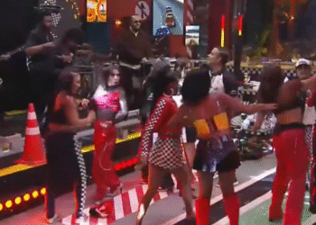 Briga generalizada durante fesra no A Fazenda (Foto: Reprodução/Record TV)