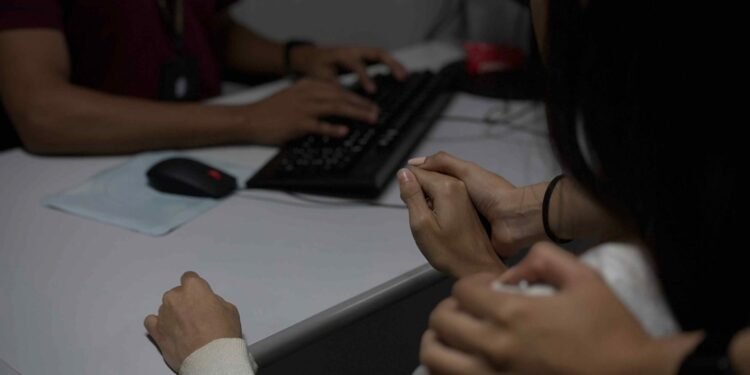 Adolescente recebe atendimento na Delegacia Especializada em Proteção a Criança e ao Adolescente, Depca (FOTO: Beatriz Sampaio/PC-AM)