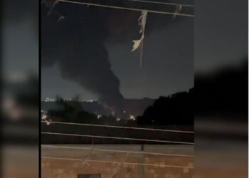 Incêndio destrói galpão de fábrica de reciclagem na zona Leste de Manaus