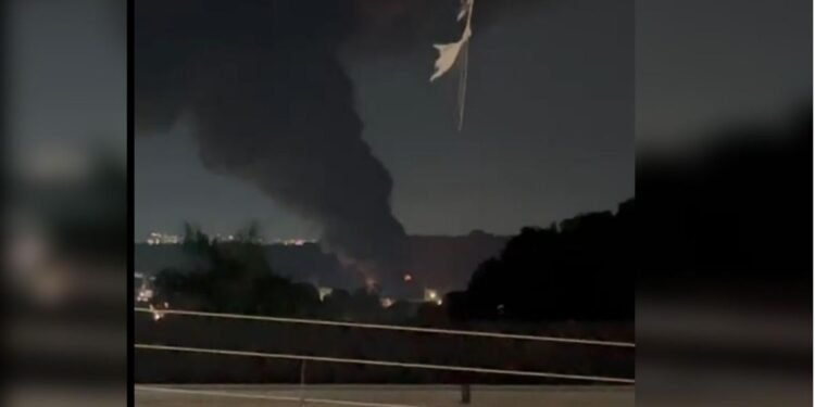 Incêndio destrói galpão de fábrica de reciclagem na zona Leste de Manaus