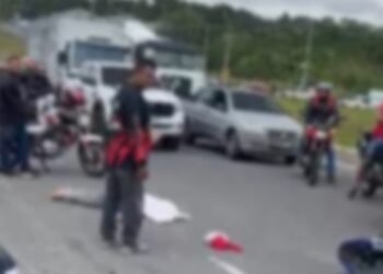 Motociclista morre após ser atingida por carreta na Avenida das Flores