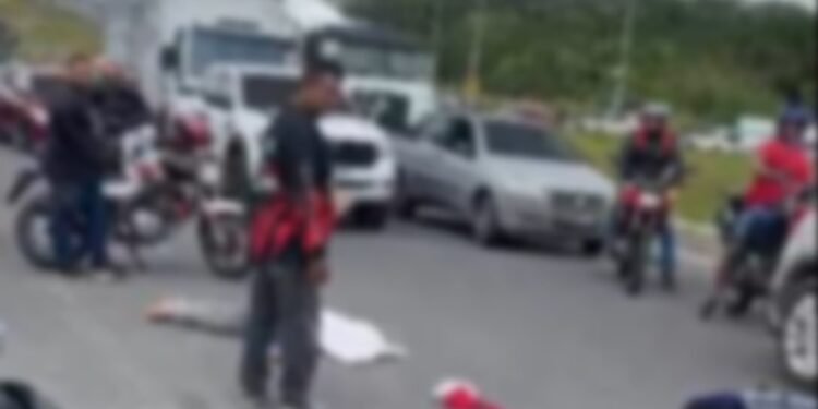 Motociclista morre após ser atingida por carreta na Avenida das Flores