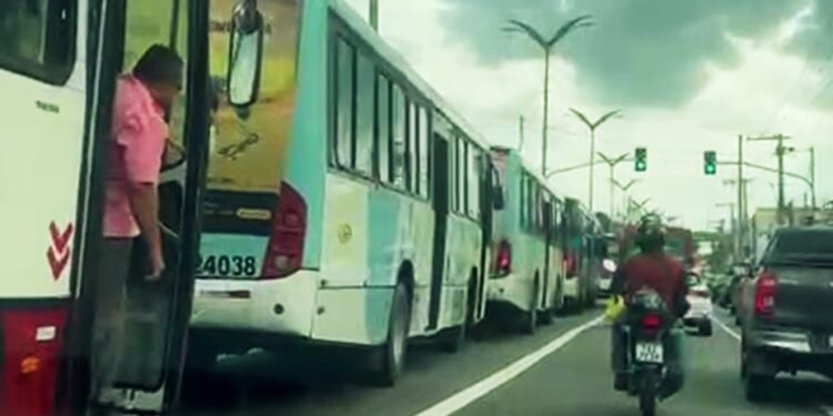 Paralisação relâmpago deixa passageiros sem transporte e causa transtornos em Manaus