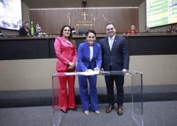 Professora Jacqueline durante a posse na Aleam