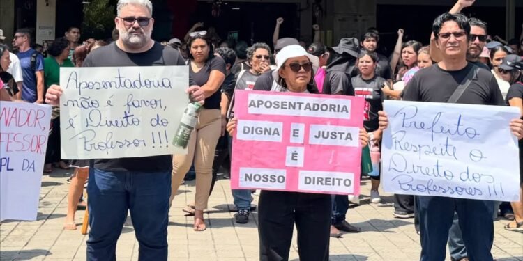 Professores se manifestam em frente à CMM