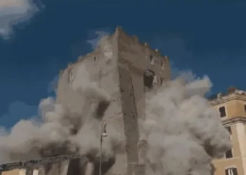 Torre medieval do século XIII desaba parcialmente em Roma e deixa um ferido grave
