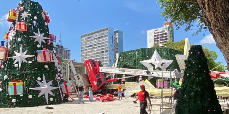Guindaste desaba durante montagem da Árvore de Natal no Largo de São Sebastião; veja vídeo