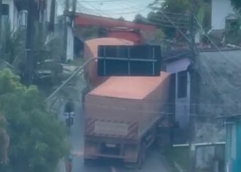 Carreta fica atravessada em ladeira e interdita via no Alvorada; veja vídeo