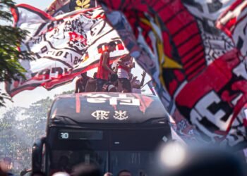 Torcedores invadem ônibus do Flamengo em despedida rumo à final da Libertadores
