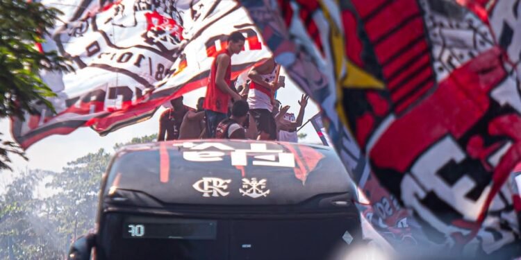 Torcedores invadem ônibus do Flamengo em despedida rumo à final da Libertadores