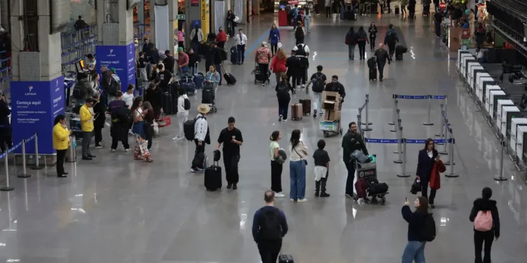 Turismo internacional no Brasil bate recorde em 2025