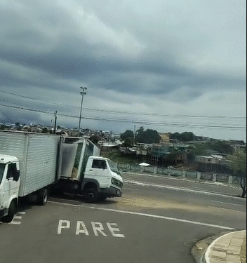 Caminhão fica preso em buraco na avenida Lourenço da Silva Braga, em Manaus