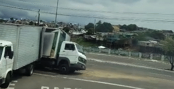 Caminhão fica preso em buraco na avenida Lourenço da Silva Braga, em Manaus