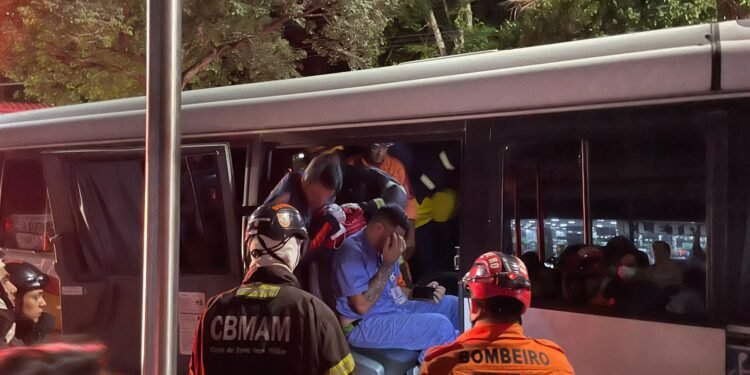 Colisão entre ônibus e rota deixa nove feridos na avenida Rodrigo Otávio