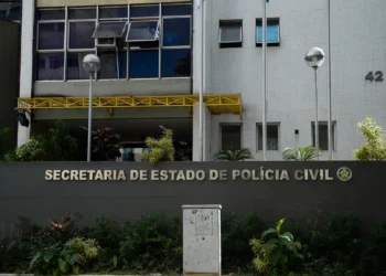 Menino é baleado na perna dentro de escola em operação policial no Rio