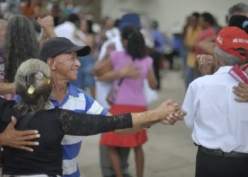 Expectativa de vida no país sobe para 76,6 anos, a maior já registrada