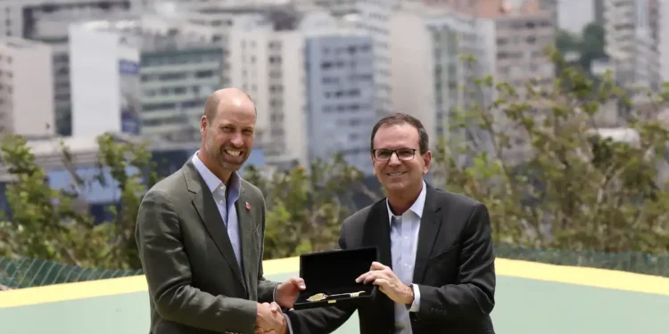 Príncipe William visita Pão de Açúcar e recebe chave da cidade do Rio