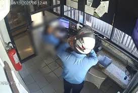 Porteiro agride colega com capacete após discussão em portaria de condomínio em Itapuã