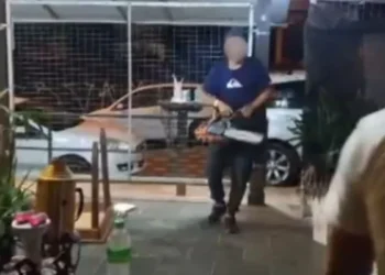 ‘Jason brasileiro’: homem ameaça clientes com motosserra e é ferido em restaurante; veja vídeo
